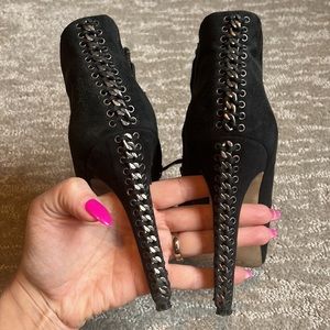 Vince Camuto Cannon suede leather booties with chain design sz 8